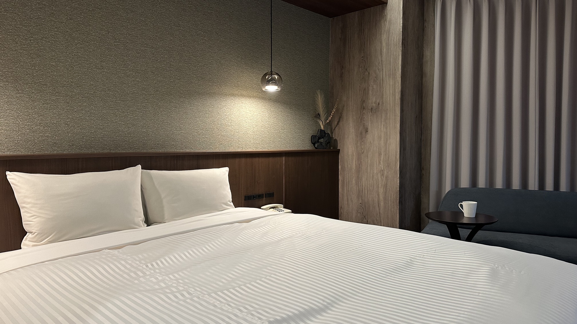 *【スーペリアルーム（プレミアム）】ゆったりとしたベッドで快適に