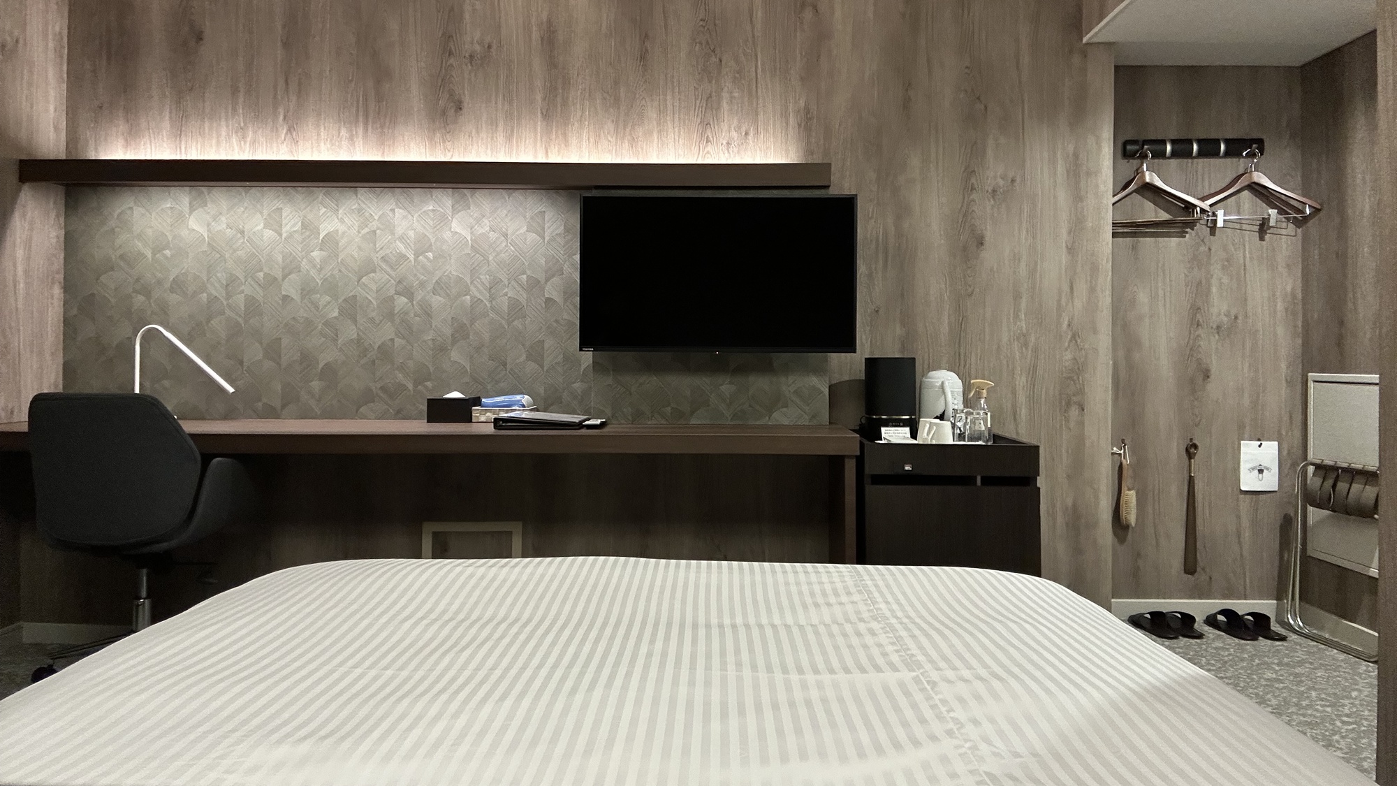 *【スーペリアルーム（プレミアム）】角度調整可能な壁掛けテレビを備えた客室