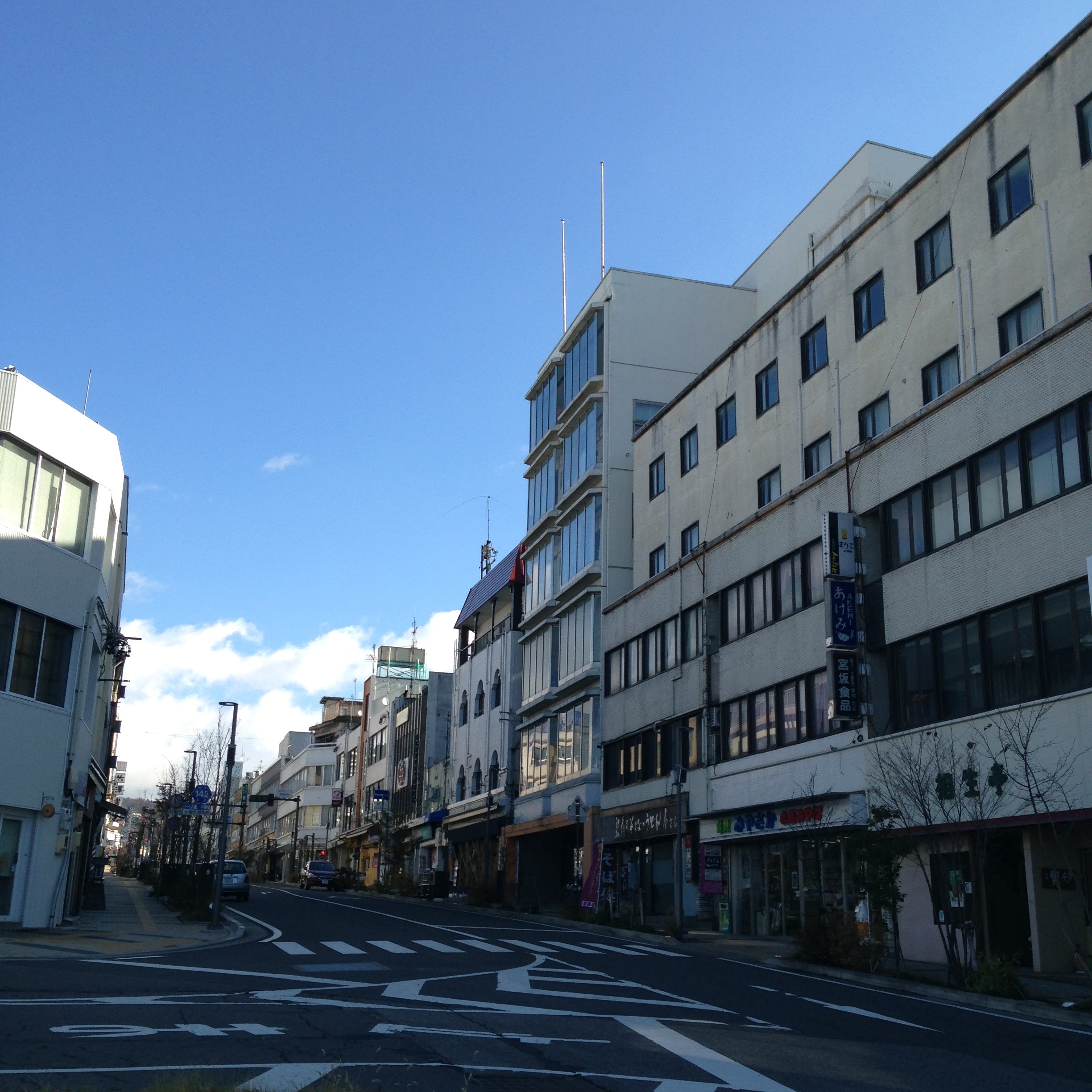 小諸駅前ロータリー。居酒屋やそば屋、うなぎ屋など飲食店がたくさんあります♪昔ながらの喫茶店で一服♪も