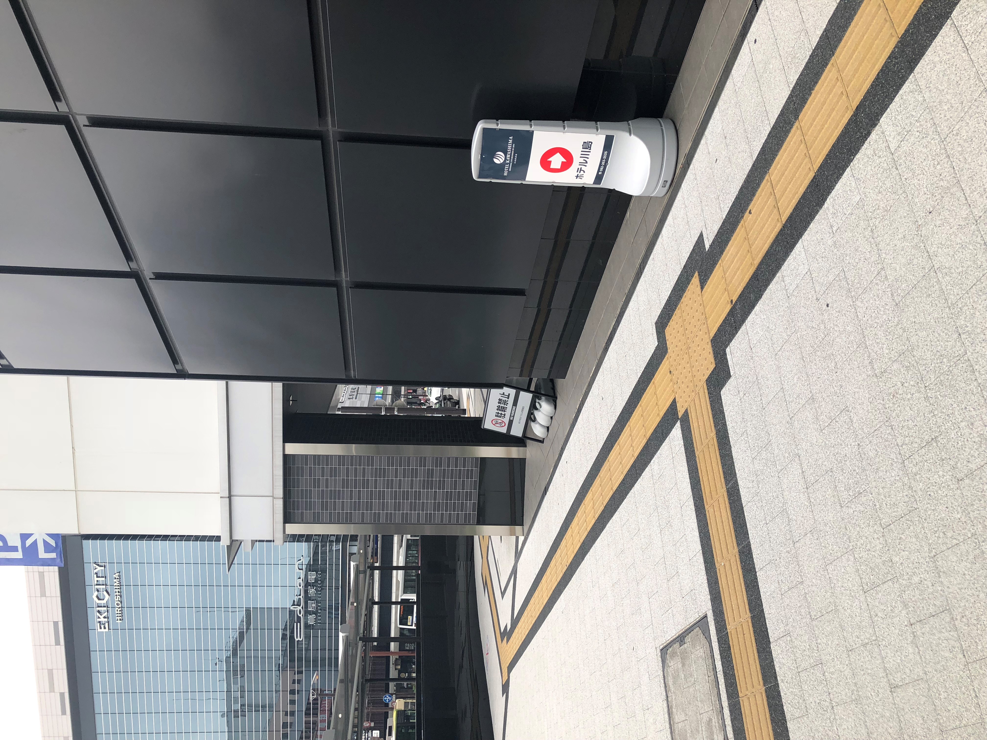 ビックカメラ正面横 広島市駅前通り南エレベーター前　ホテル矢印看板