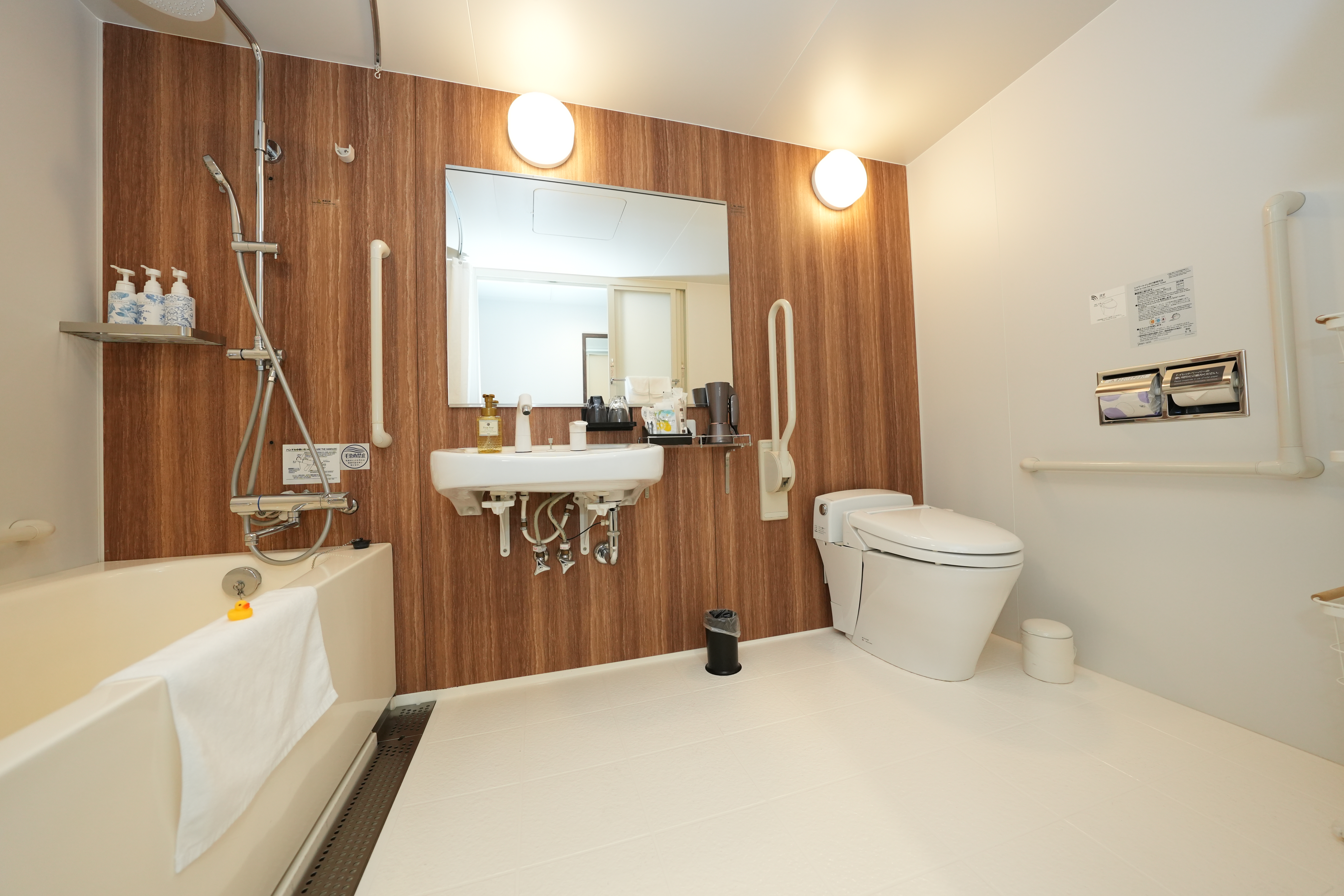 【スーペリア・ツイン・ユニバーサル】ベッド幅1220mm&times;２台　段差のない部屋　ユニットバス