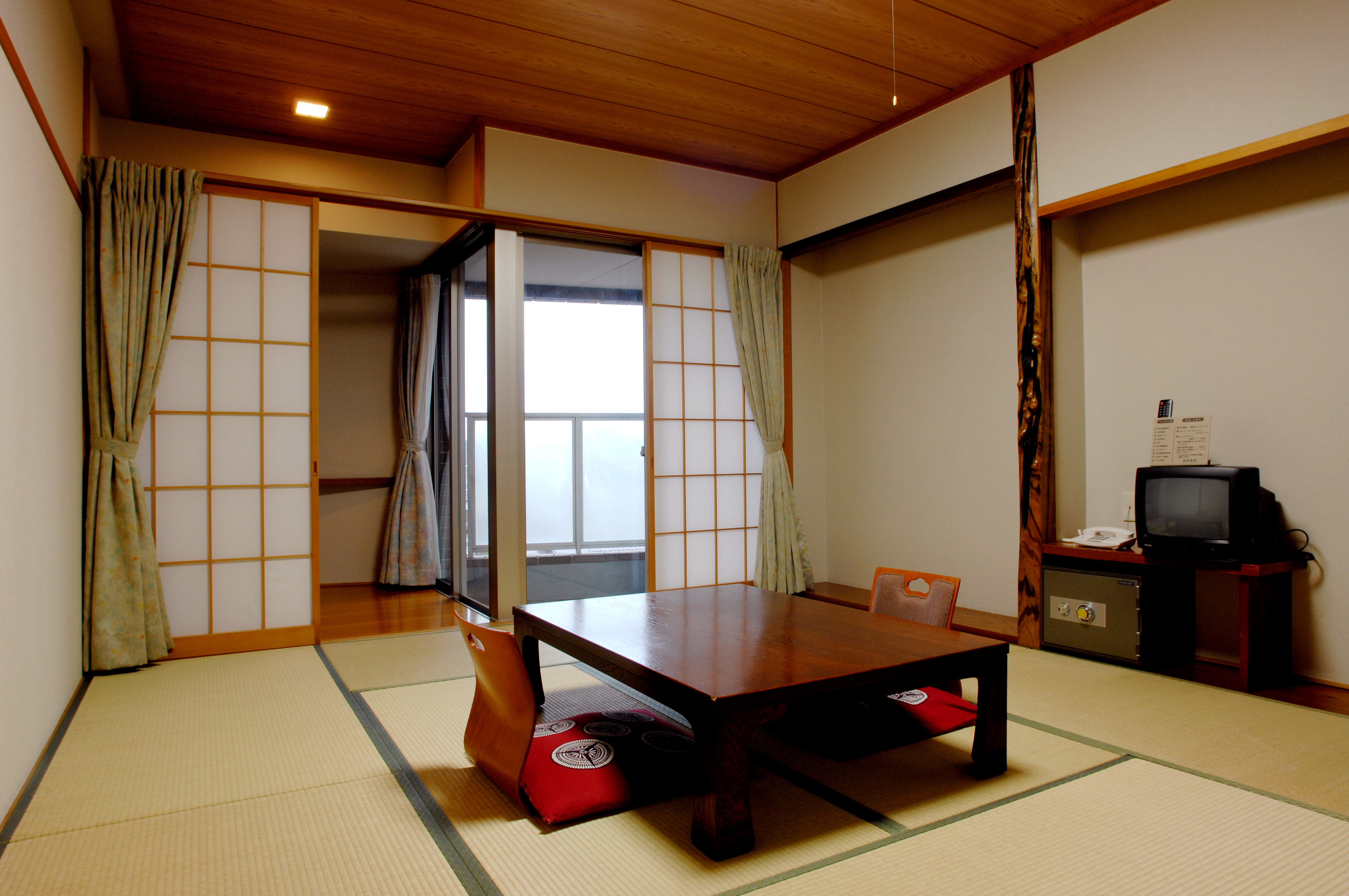 本館　ゆったり和室10畳間（バス・トイレ付）バルコニータイプ