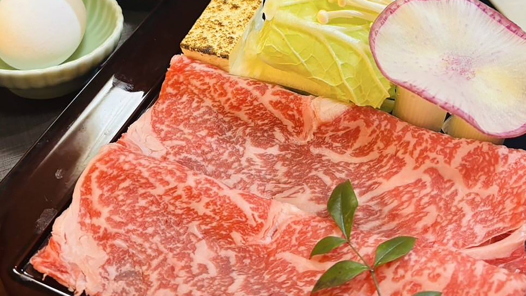 【黒毛和牛の味噌鍋】群馬県産黒毛和牛を使用したすき焼き風仕立ての味噌鍋がメインの四季会席