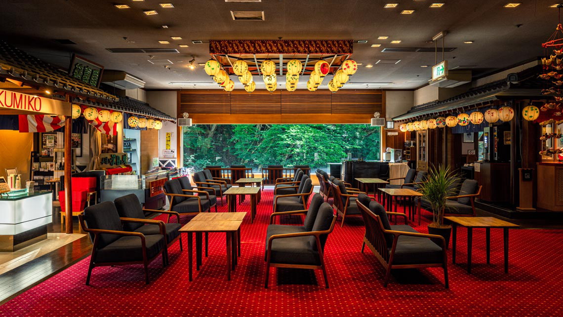 【ロビー】大きな窓からは「蝉鳴きの滝」を眺められます。