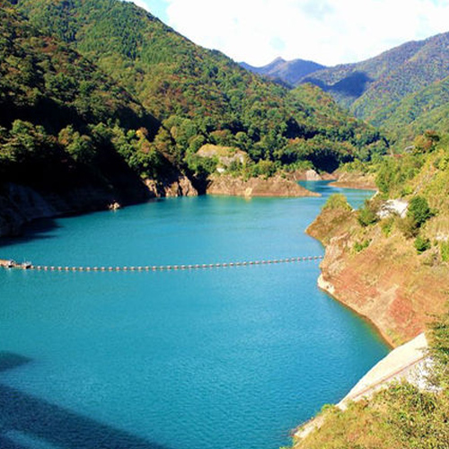 【奥四万ダム】湖の周りは広葉樹林が広がり、新緑や紅葉の季節は美しい景色が広がる。車で一周できます。