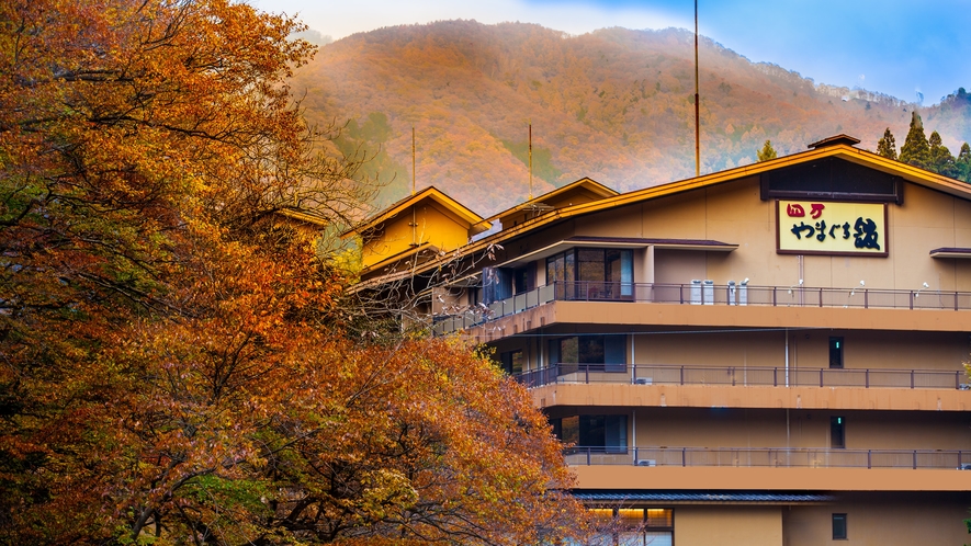 ・四万やまぐち館は、7階建ての落ち着いた趣の旅館です。