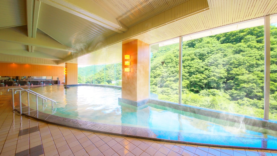 東山グランド酒店窗外山景旁的室內大浴池