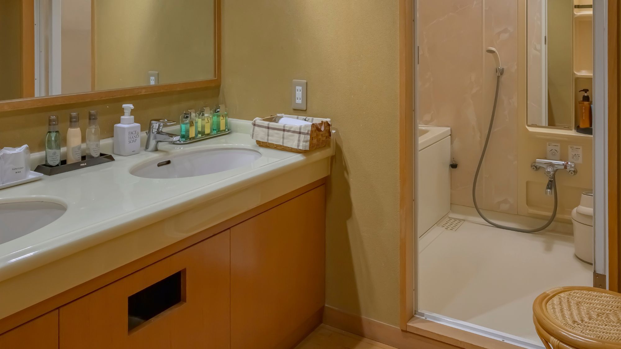 【特別貴賓室　珊瑚】ゆとりのある洗面所。