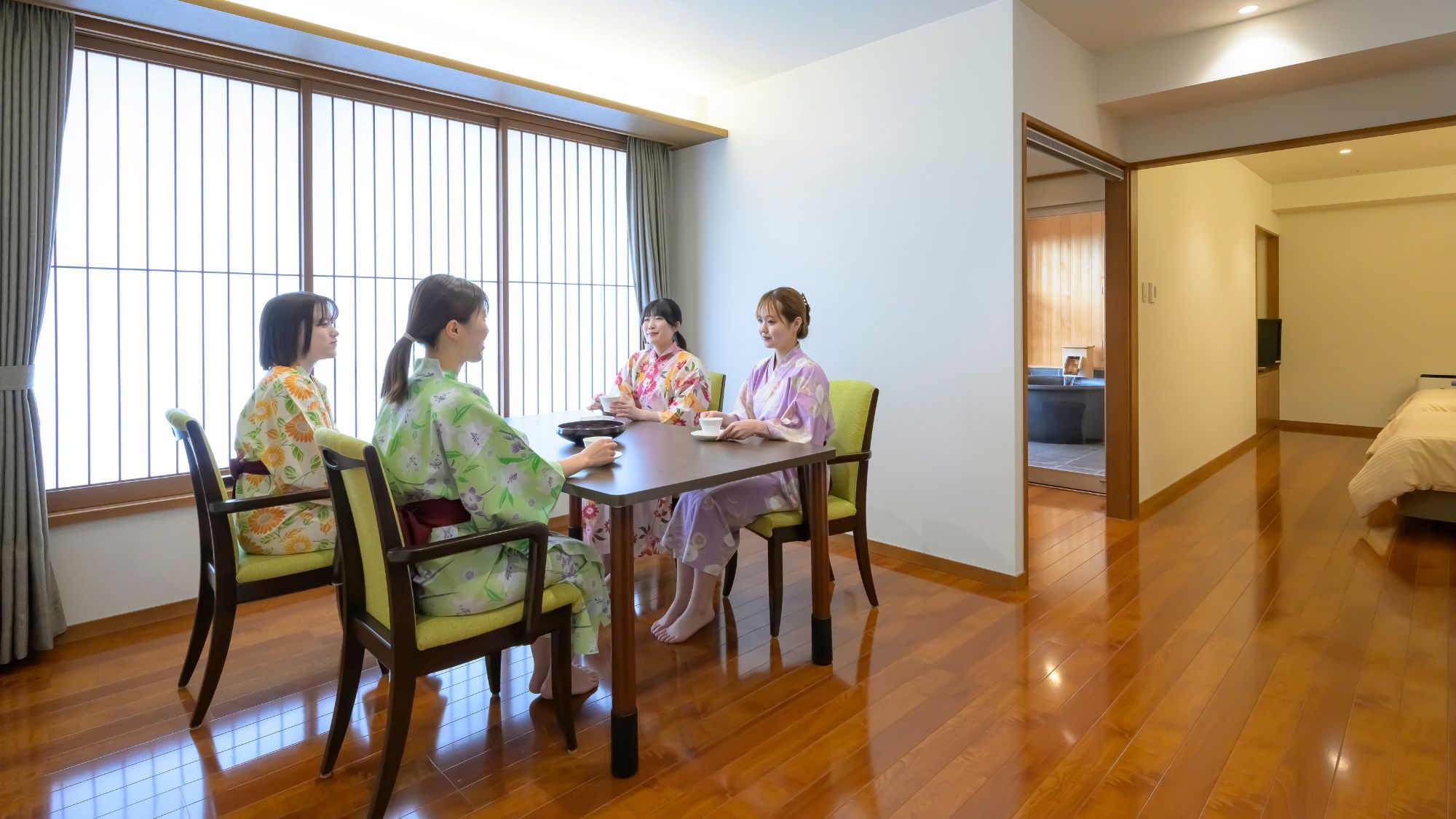 【温泉付き客室】（バリアフリー・ユニバーサルデザイン）車いすのまま入室できます。※貸出用もございます