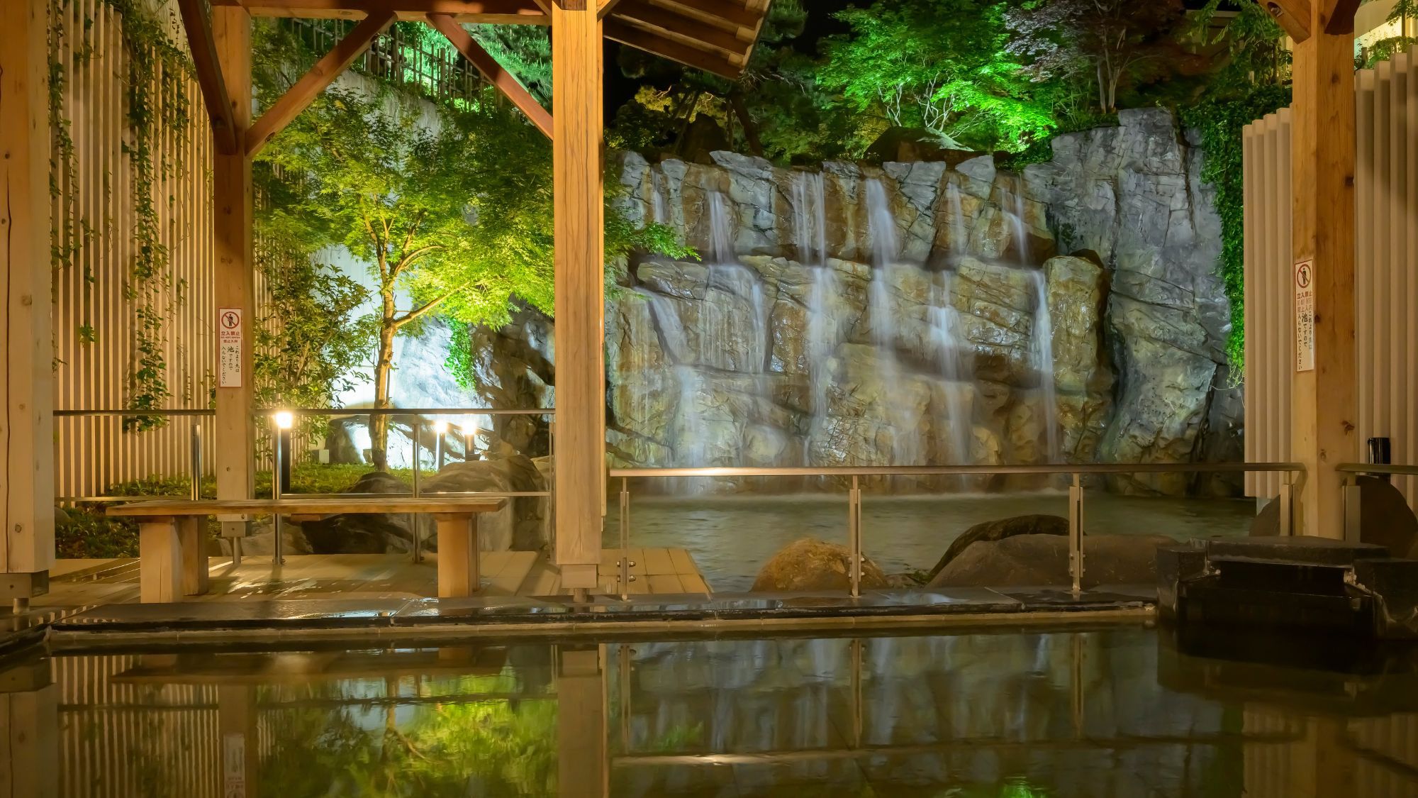 【滝見露天風呂ー殿の滝ー】