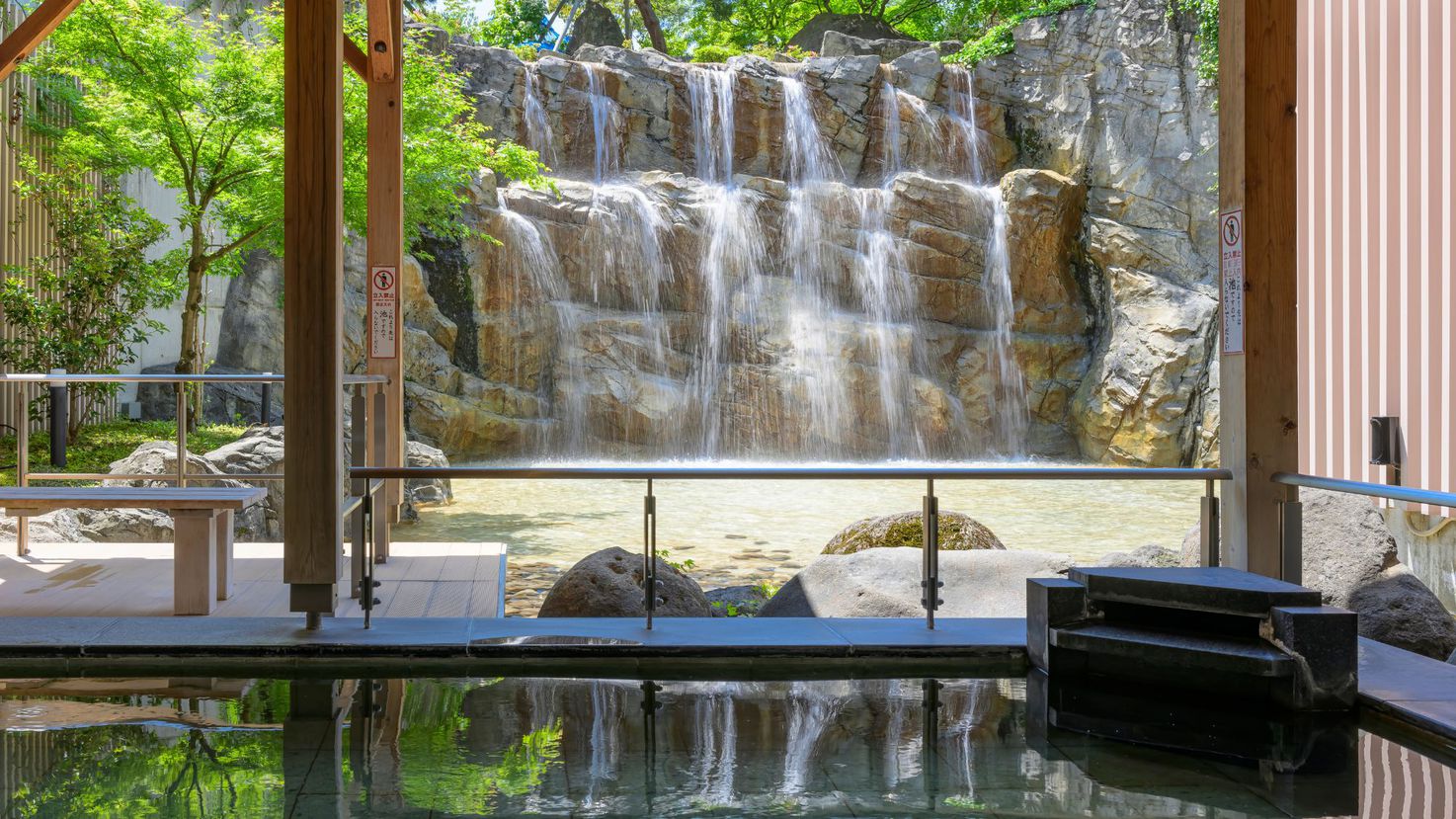 【滝見露天風呂ー殿の滝ー】