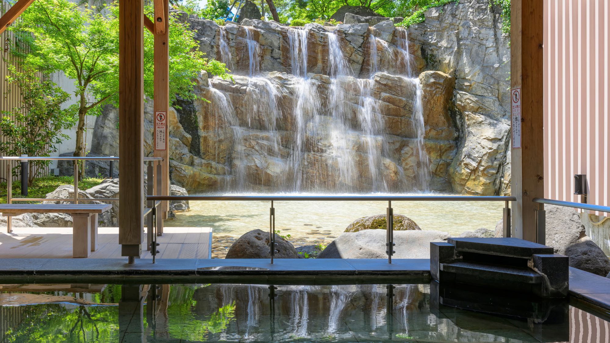 【滝見露天風呂ー殿の滝ー】