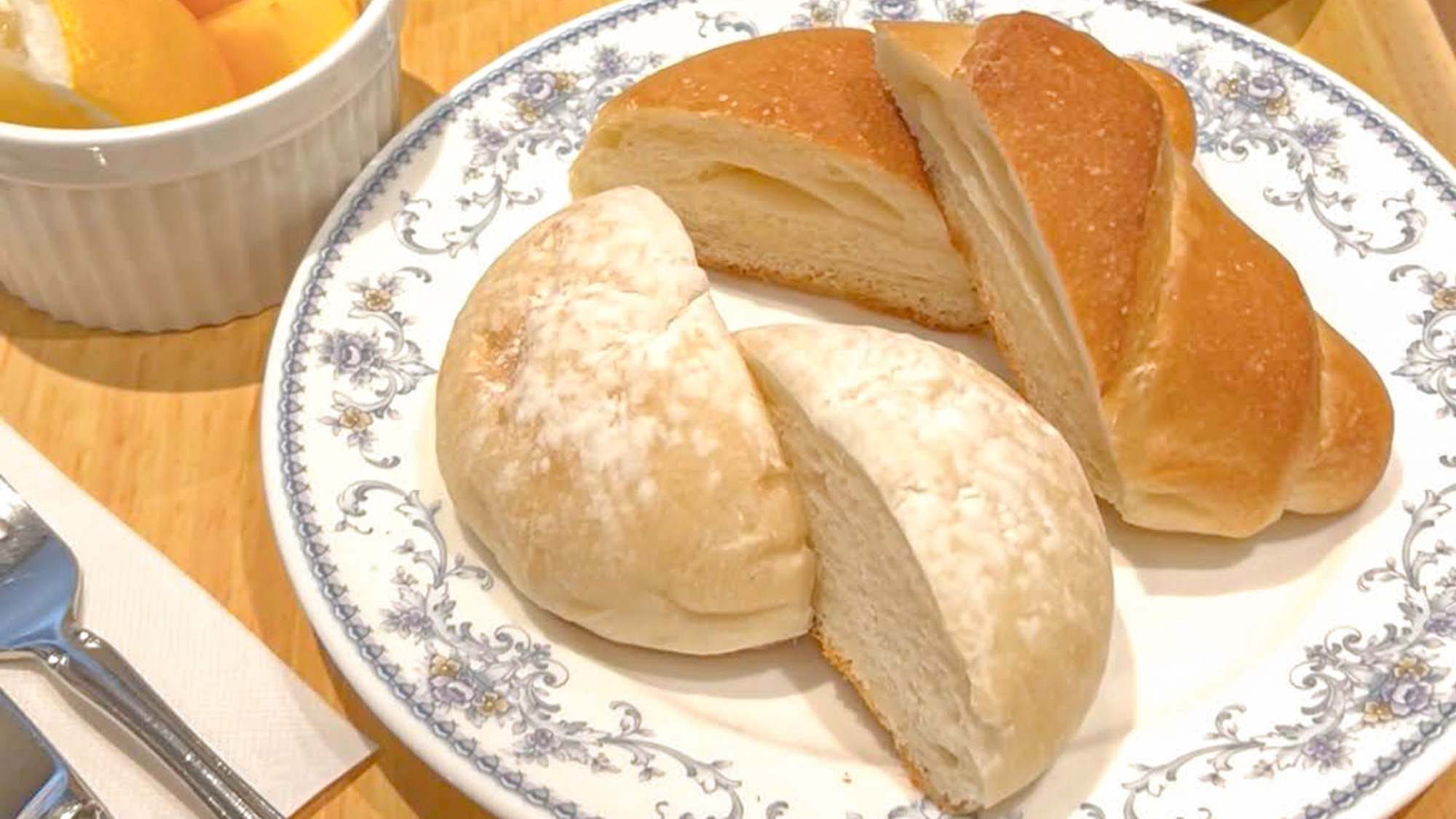 （朝食例）北前塩の塩パン・庄内産はえぬきの米粉パン