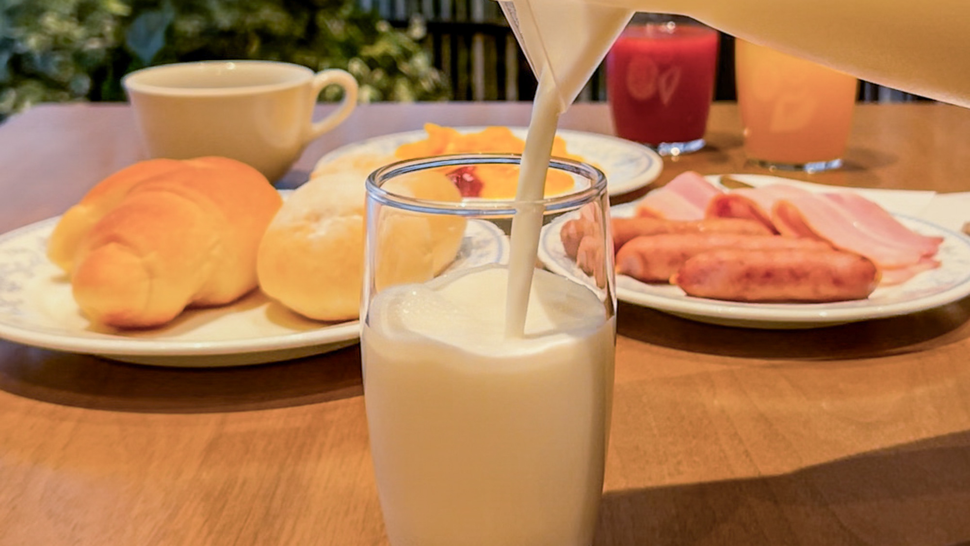（朝食例）東北ハムのベーコン・ウインナー・田村牛乳