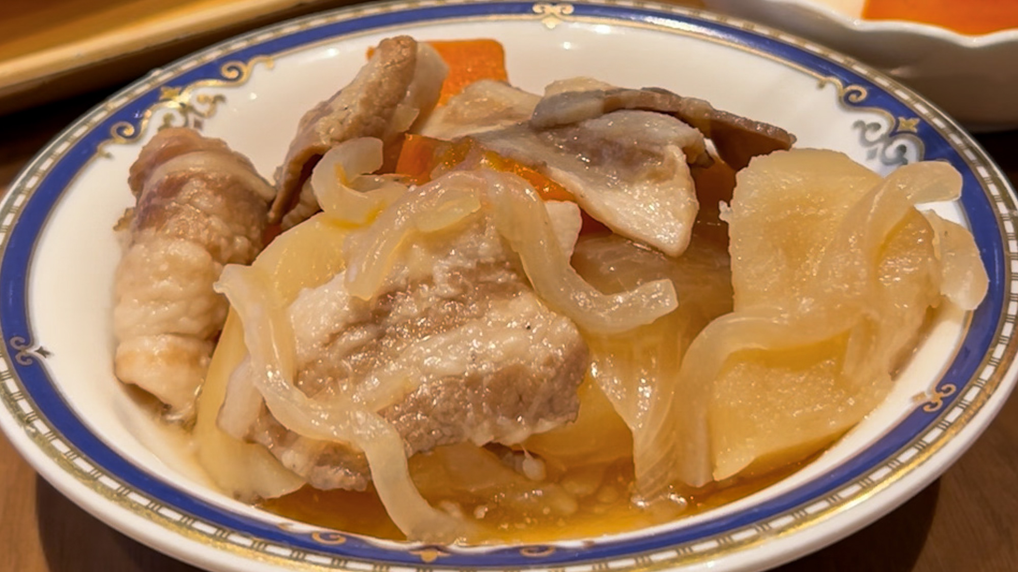 （朝食例）大商金山牧場の米の娘ぶたの肉じゃが