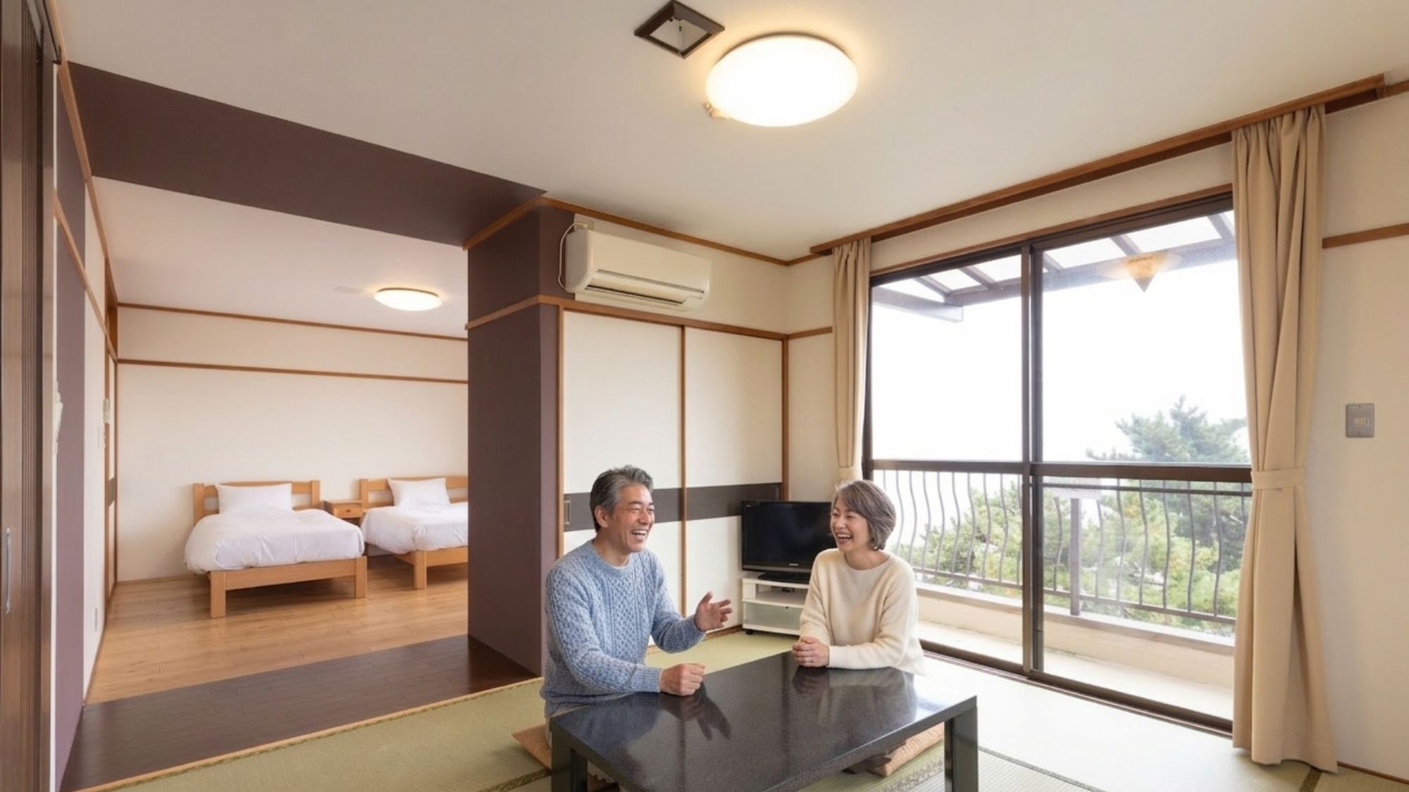 広々とした空間でびわ湖を一望できる、贅沢なお部屋。