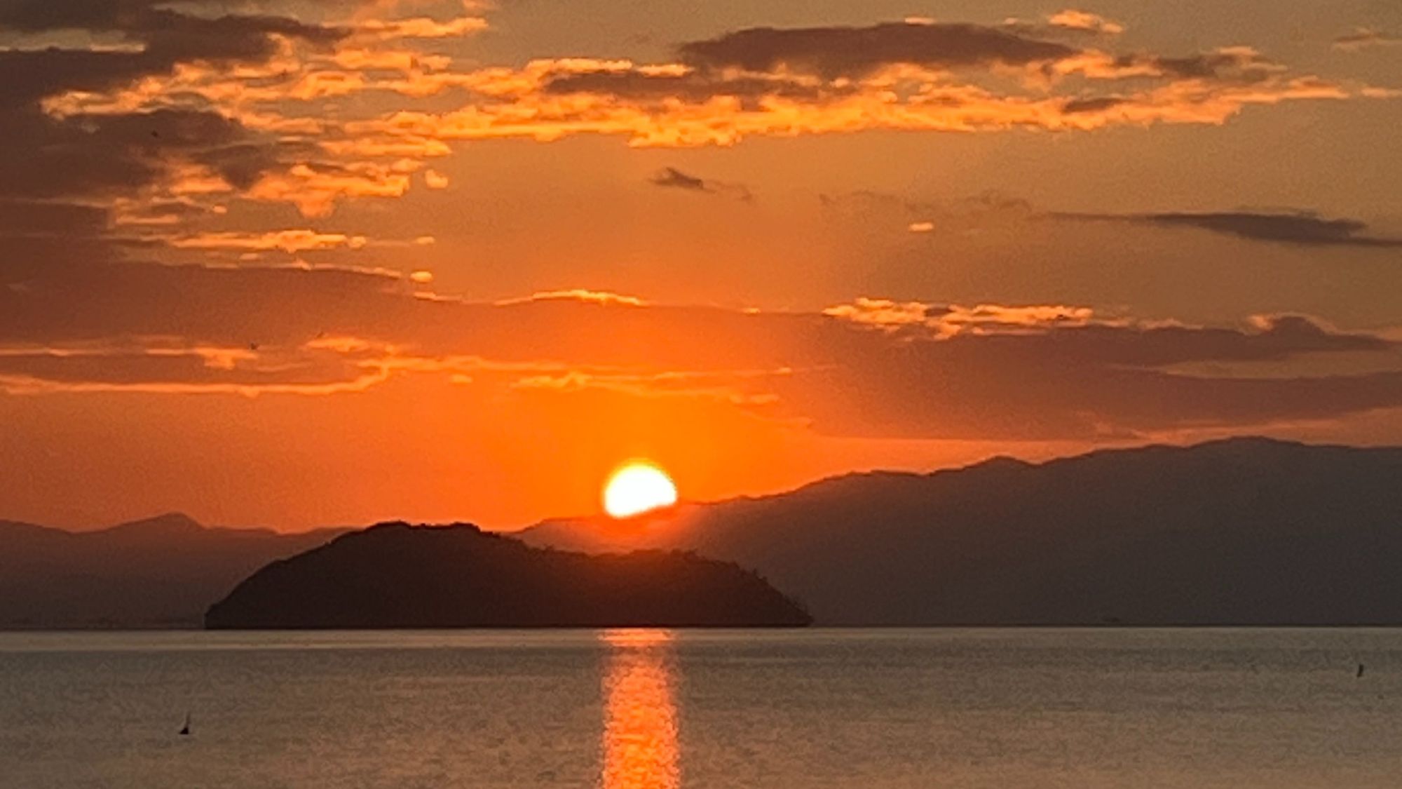 当館前の湖岸から見える日の出