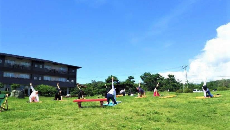 ▲芝生が広がる庭園で朝ヨガはいかがですか？