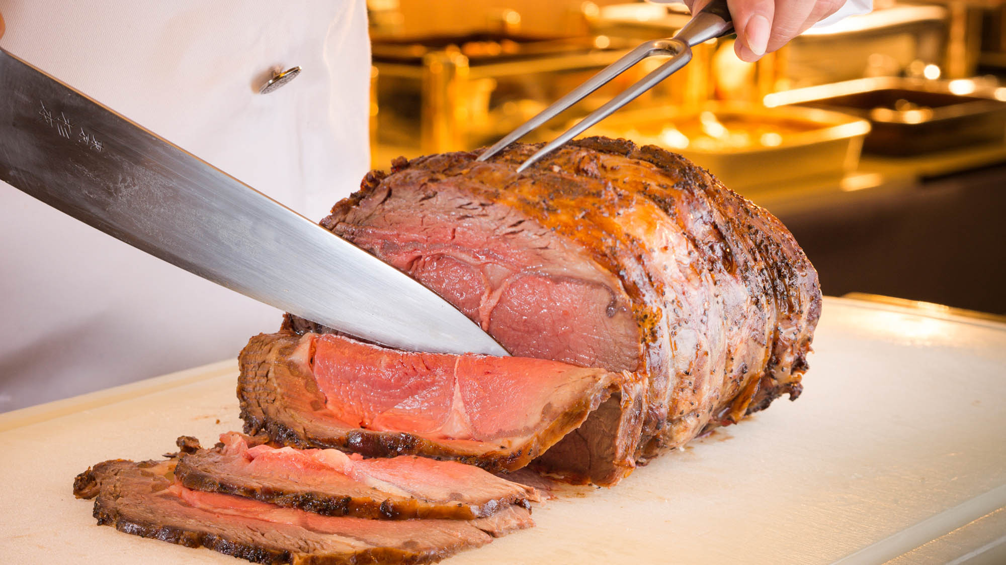 ブッフェボードで都度カットするローストビーフ。レイクサイドグリルで一番の人気メニュー。