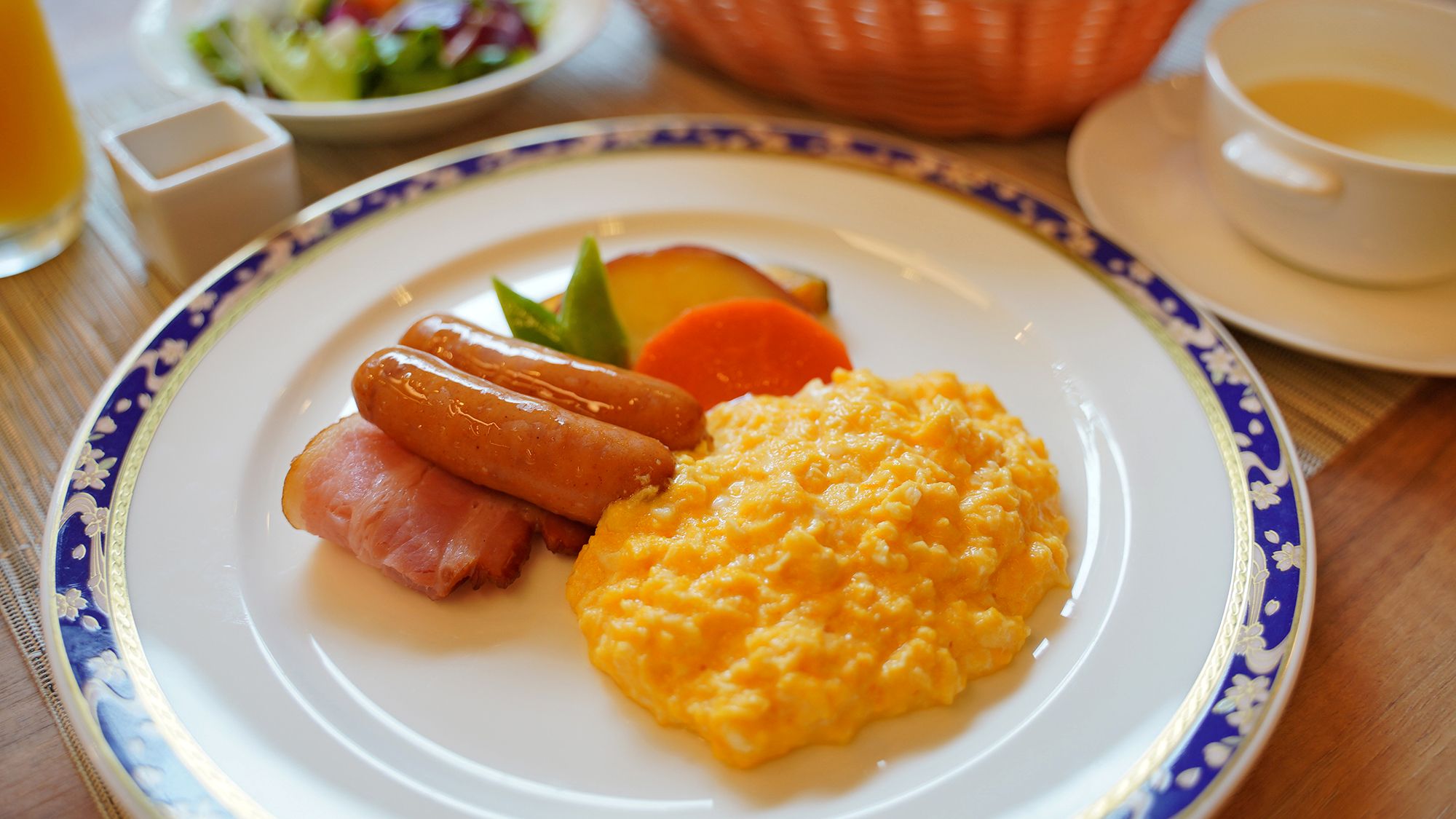 地元の食材を使用したバラエティ豊かな和洋ブッフェ