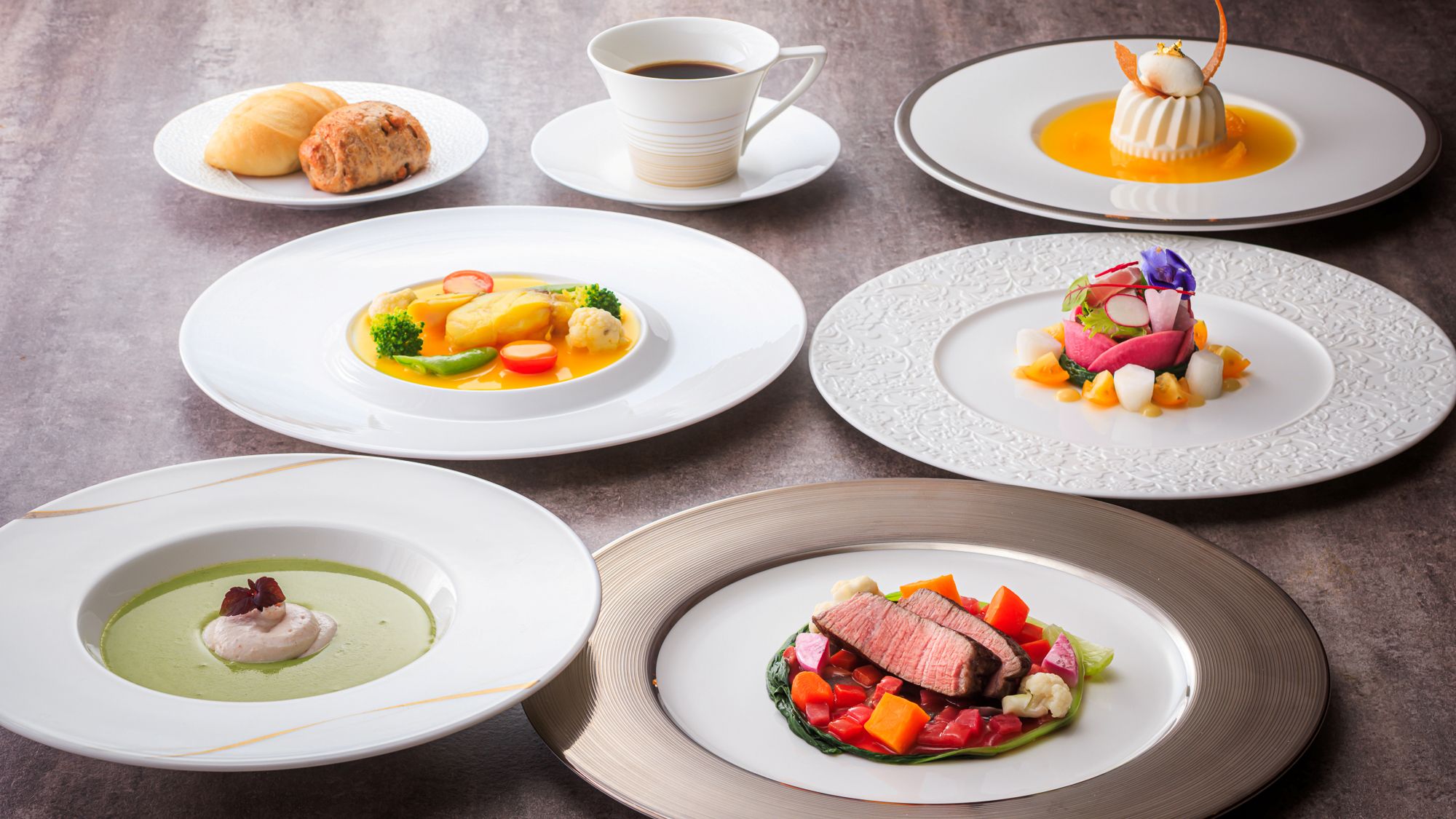 開放感と重厚感あふれる空間で楽しむメインダイニングルーム ル・トリアノンでのパルフェディナー