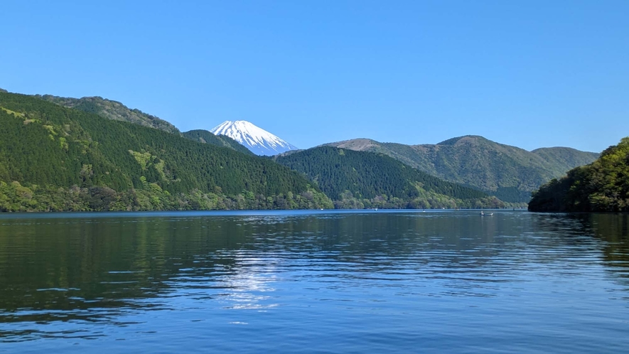 ザ・プリンス箱根芦ノ湖の湖畔の庭園から眺める芦ノ湖と富士山