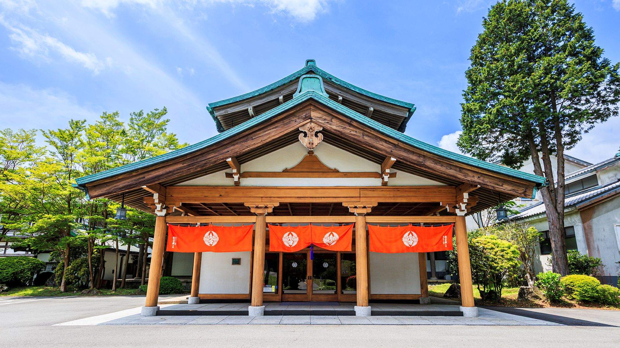 龍宮殿本館外観正面