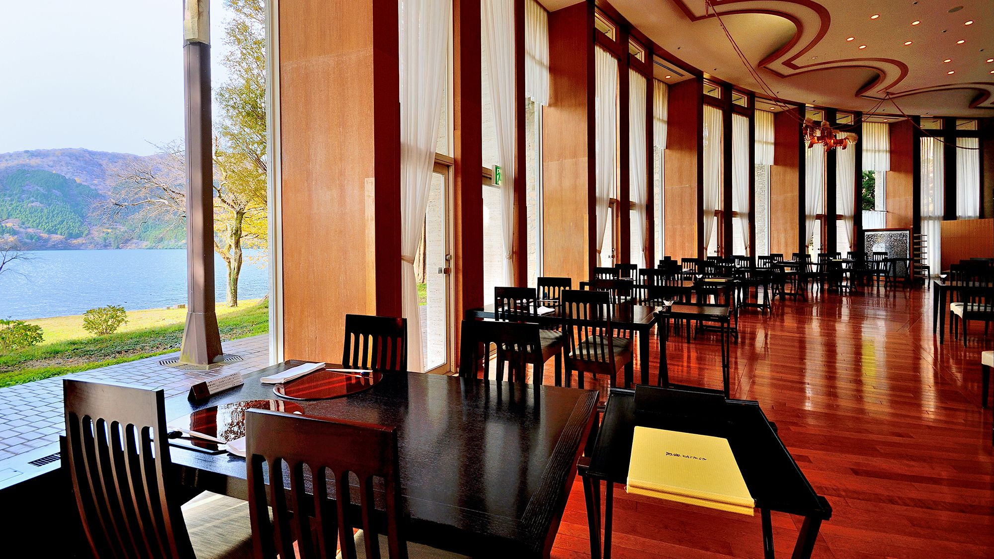 なだ万雅殿内観