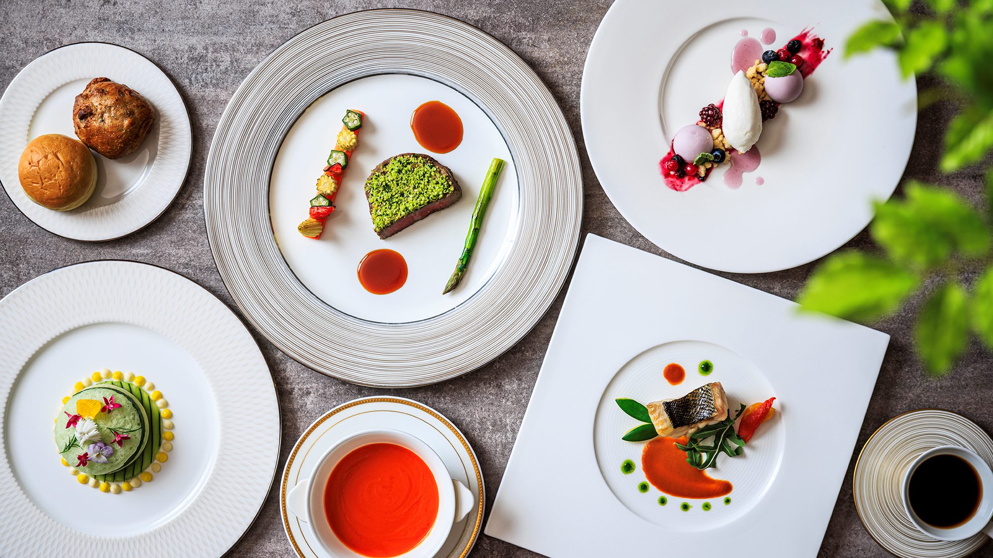 開放感と重厚感あふれる空間で楽しむメインダイニングルーム ル・トリアノンでのパルフェディナー