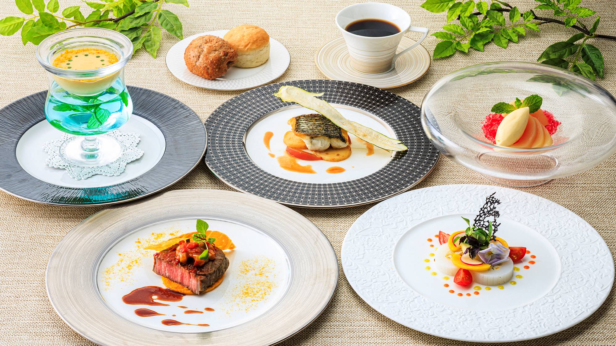 開放感と重厚感あふれる空間で楽しむメインダイニングルーム ル・トリアノンでのパルフェディナー