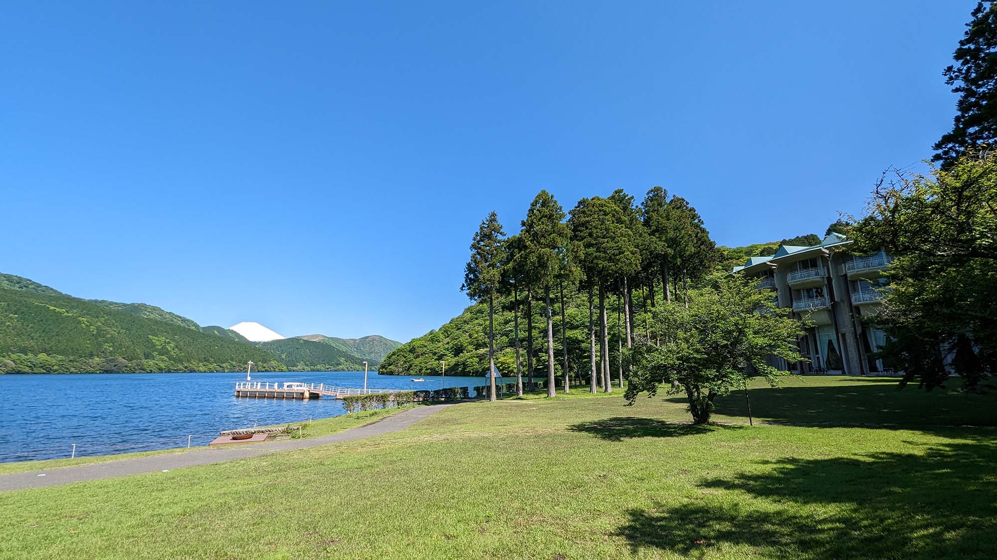 ザ・プリンス箱根芦ノ湖の湖畔の庭園から眺める芦ノ湖と富士山