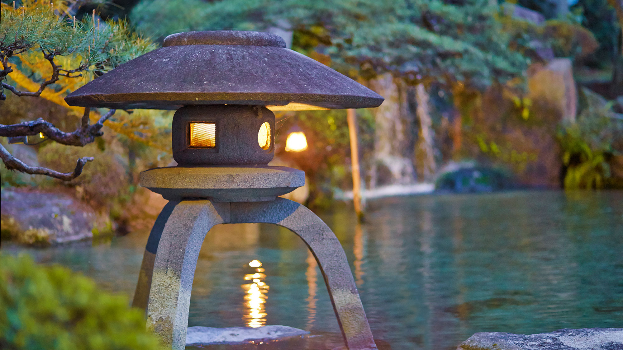 日本庭園の灯篭