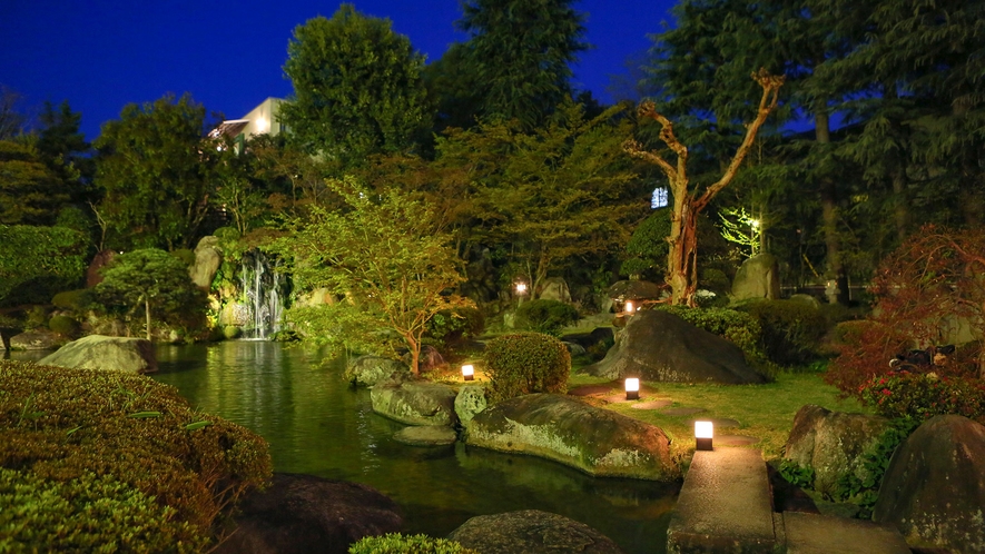 夜の日本庭園もロマンチック