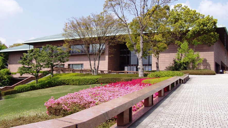 茨城県近代美術館 - 千波湖のほとりに建つ県立の美術館