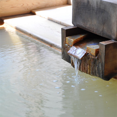 *日帰り温泉「岩岳の湯」/塩分のある褐色のお湯は良くあたたまります。