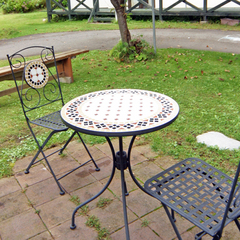 *庭/池の横にあるテラスセット。ご自由にご利用下さい♪