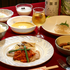 *夕食一例/自家菜園の野菜や旬の地のものを使った和洋メニューをお楽しみに。