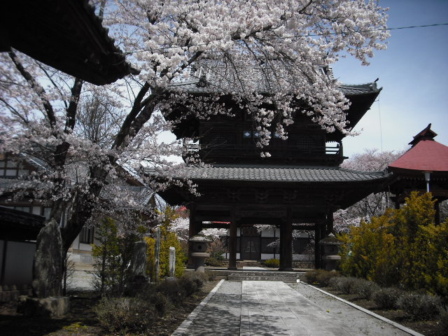 Ryuunji is the grave of Shingen Takeda. The forehead of the emperor's handwriting on the mountain gate. 1 minute walk