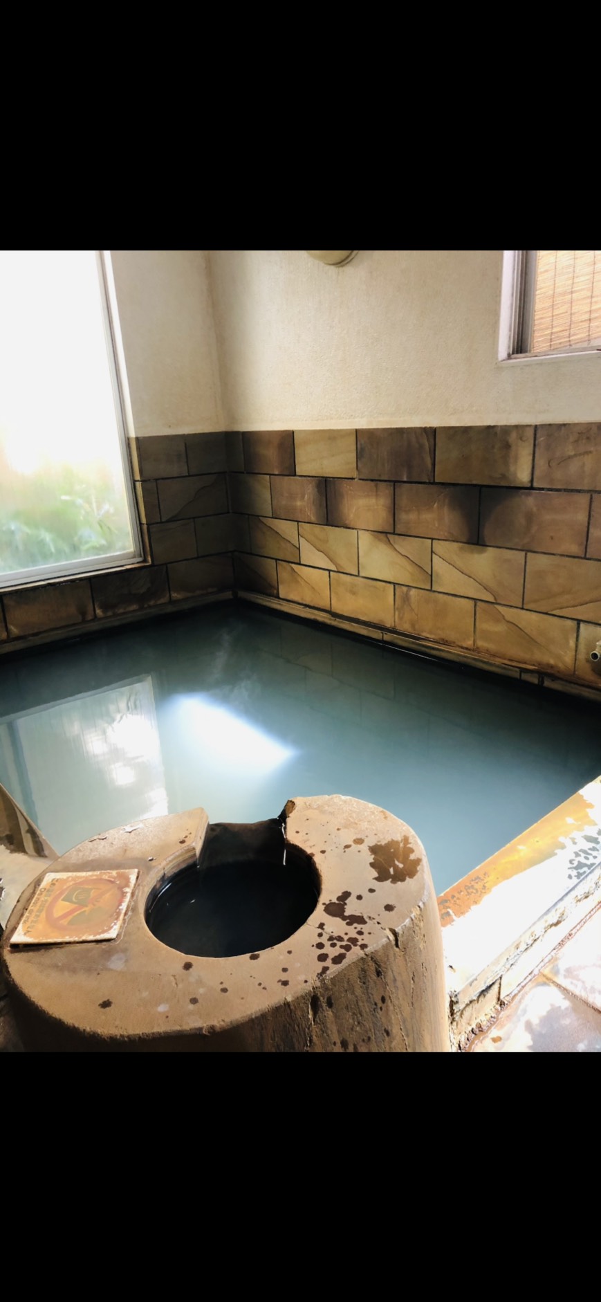 青系のお湯の温泉浴場