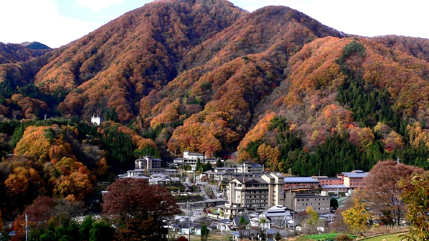 秋の温泉郷全景