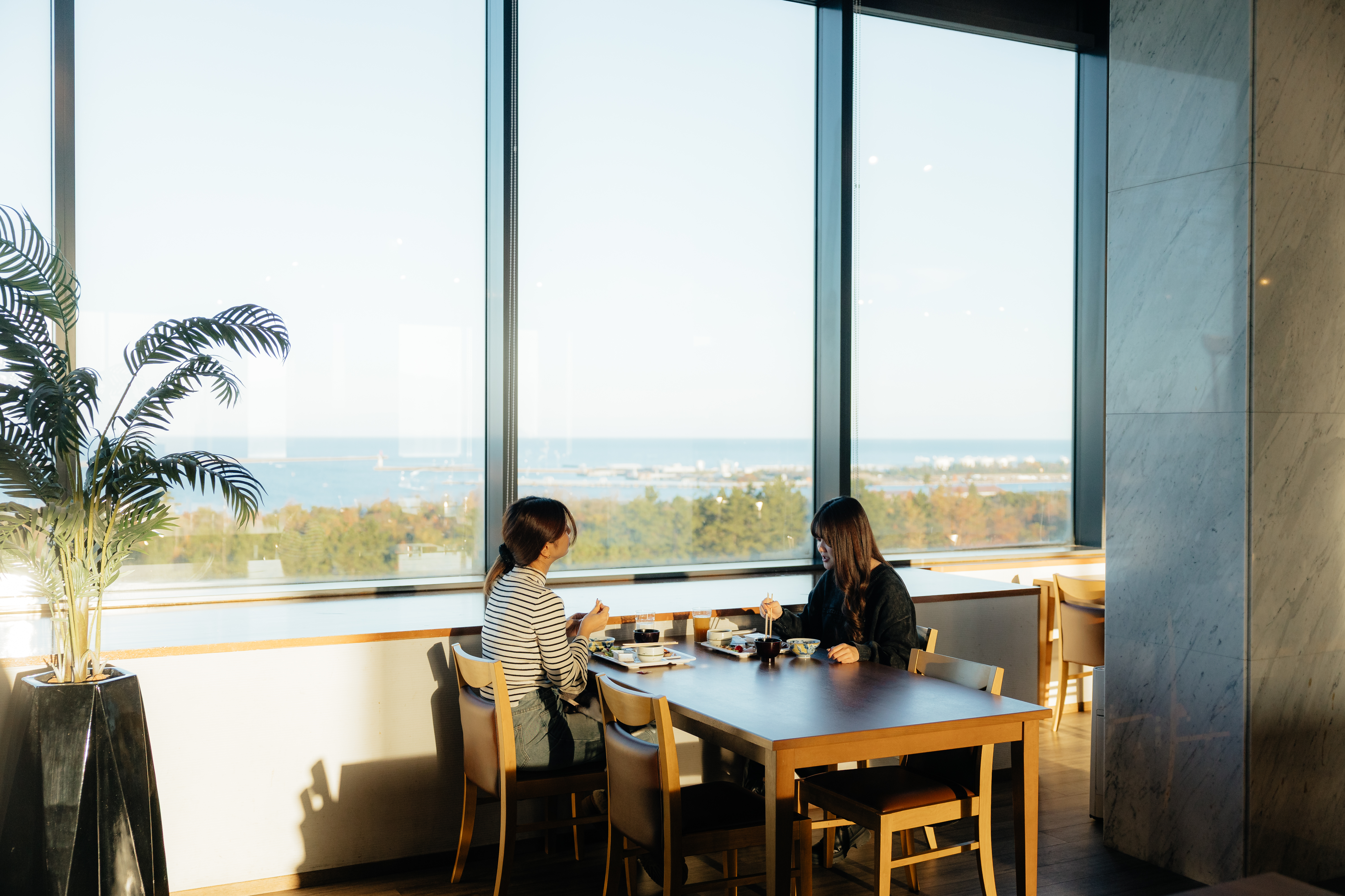 海を眺めながら朝食