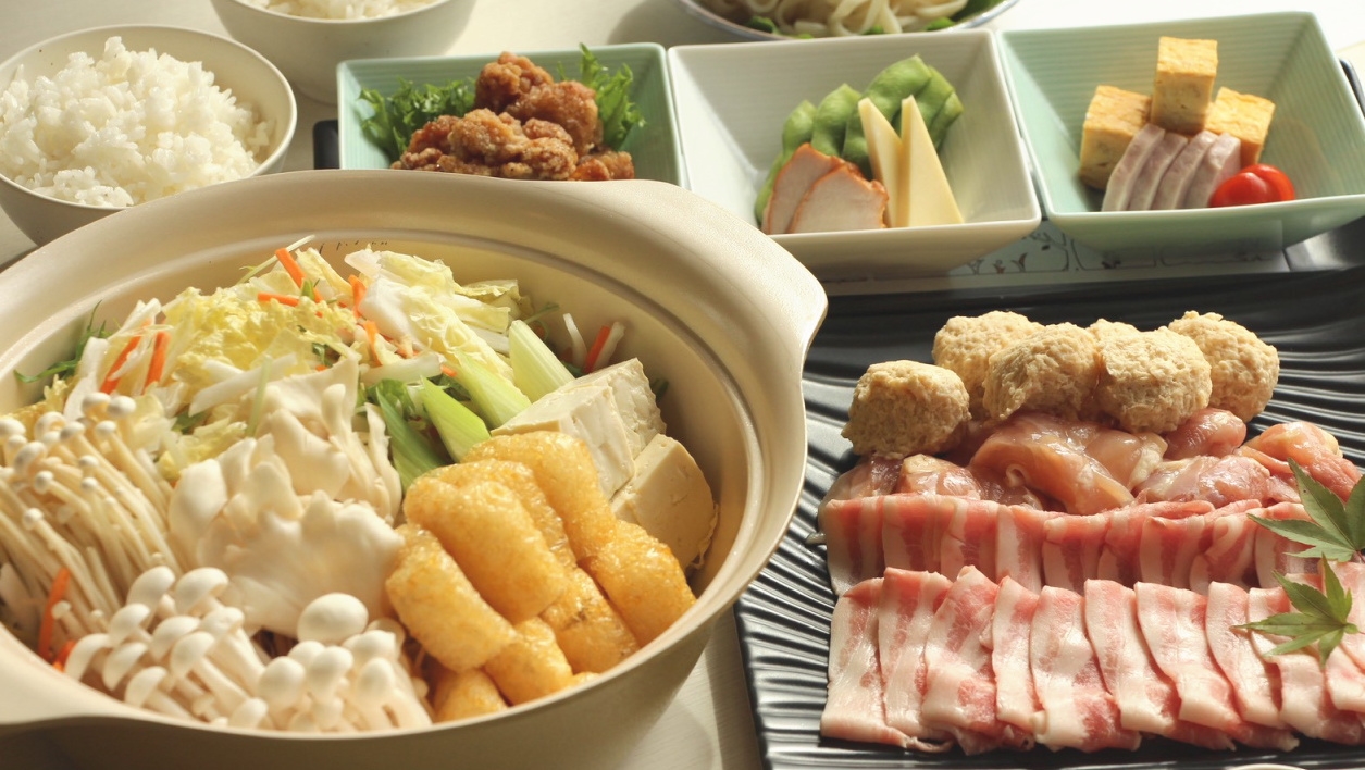 【ホテル・ヴィラ共通★一泊二食】冬限定・旨塩だし鍋（鶏・豚・つくね）