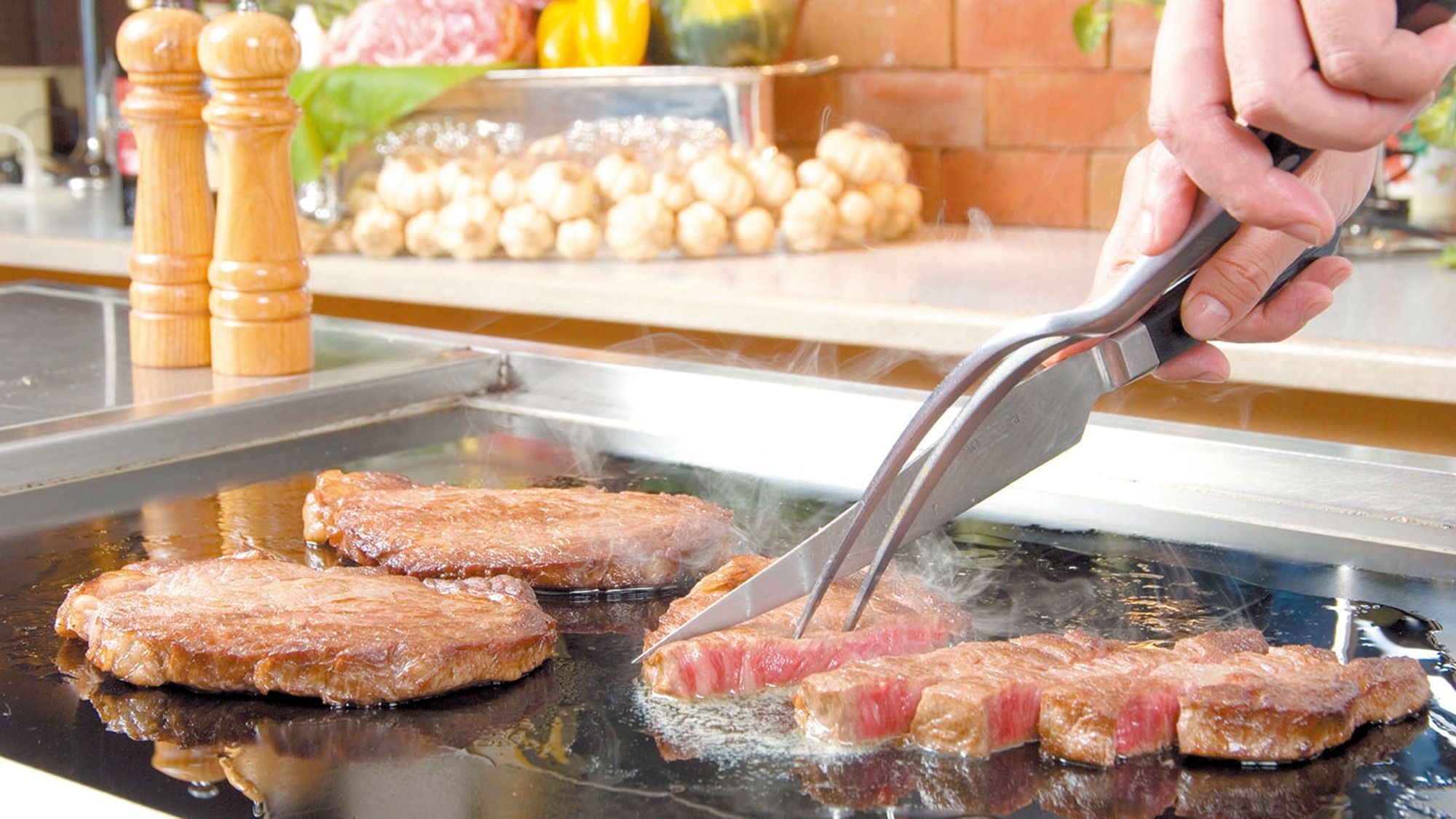 【夏休み】サマーナイトビュッフェプラン　鉄板焼きライブステーキ、焼きたてピザ　うなぎばら寿司食べ放題