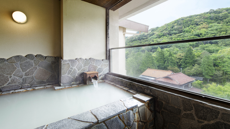【露付き客室12畳一例】窓の外には雲仙の美しい自然　朝な夕なに変わる景色とともに湯浴みを