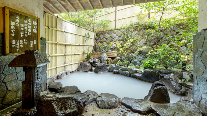 【温泉（男湯・露天風呂】硫黄の香りが漂い、五感で温泉を楽しめます