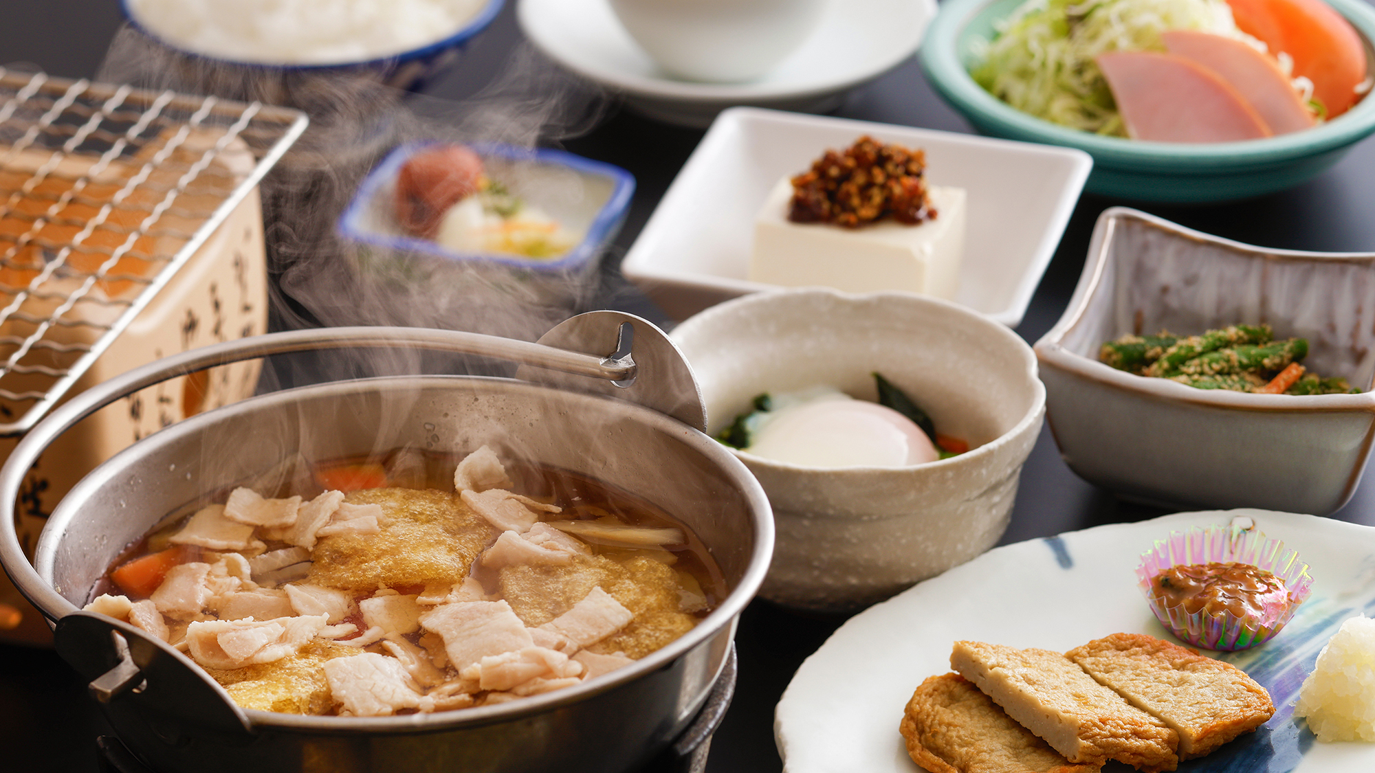 【ご朝食】愛媛の名産「じゃこ天」ほか、優しい味の郷土料理が揃う和定食。