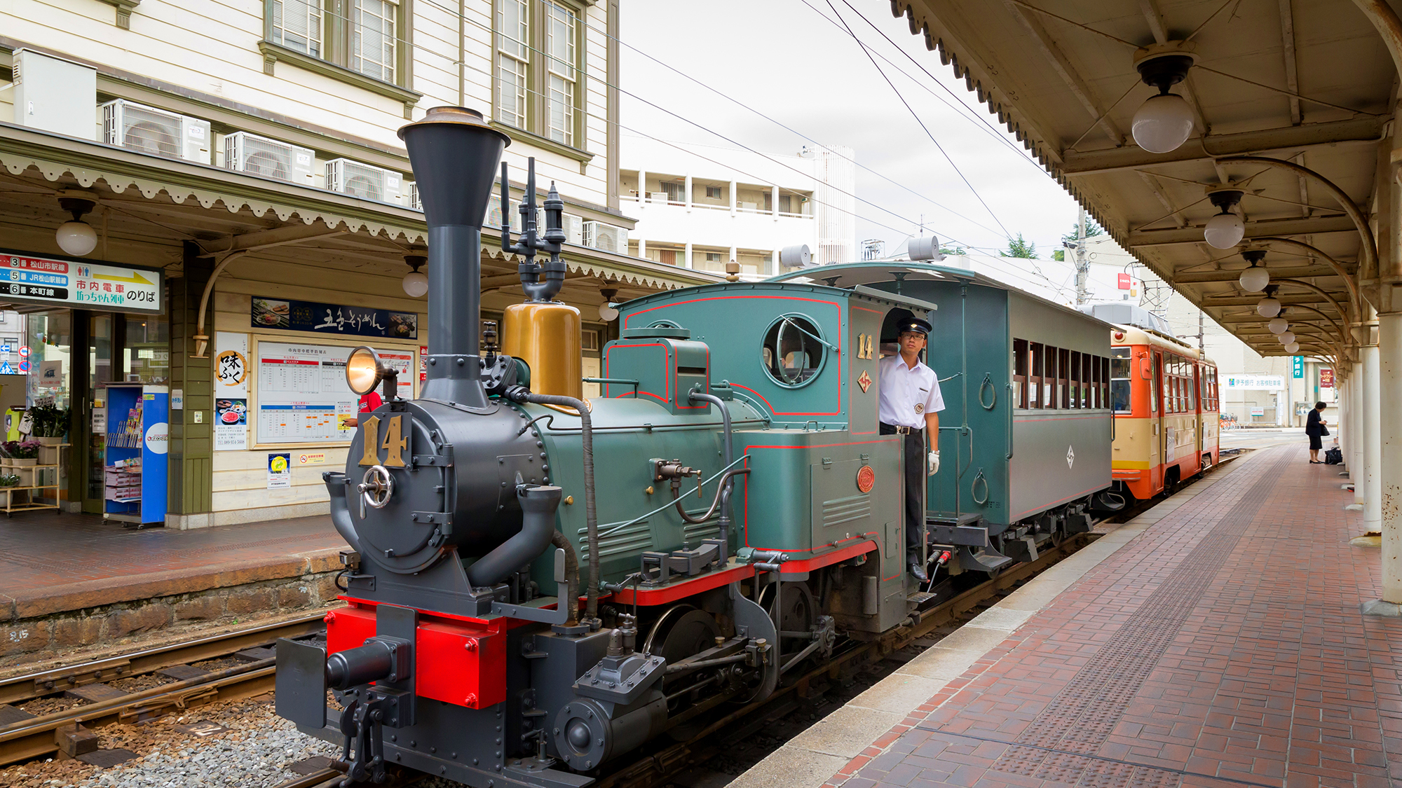 ■坊ちゃん列車■明治21年から活躍した蒸気機関車を復元したもの。風情ある列車です。