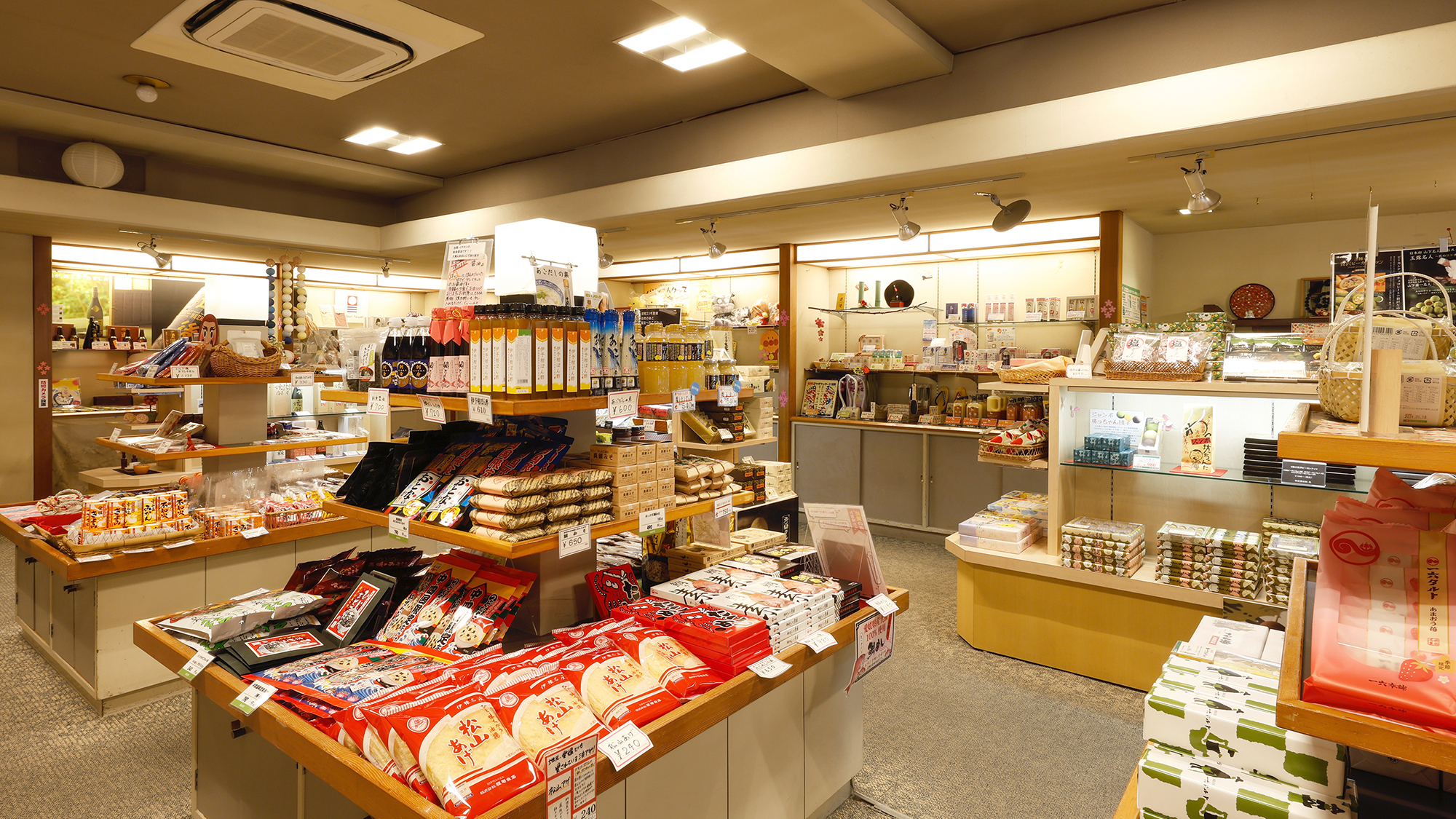 【売店】愛媛・松山の銘菓など、豊富に取り揃えております。
