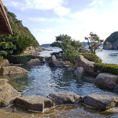 Open-air bath next to the sea