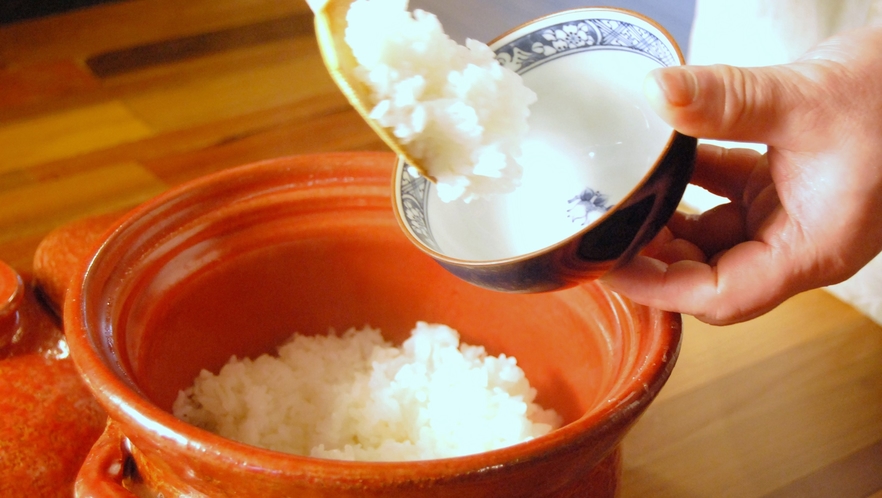 名物土鍋ご飯。夕食は炊き込みご飯を、朝は白米で